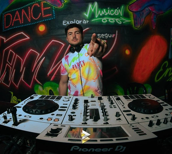 DJ con mesa de mezclas en sesión